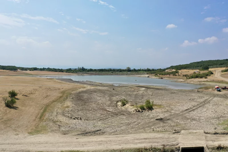 Bursa'da 43 yıldır arazileri sulayan gölet can çekişiyor