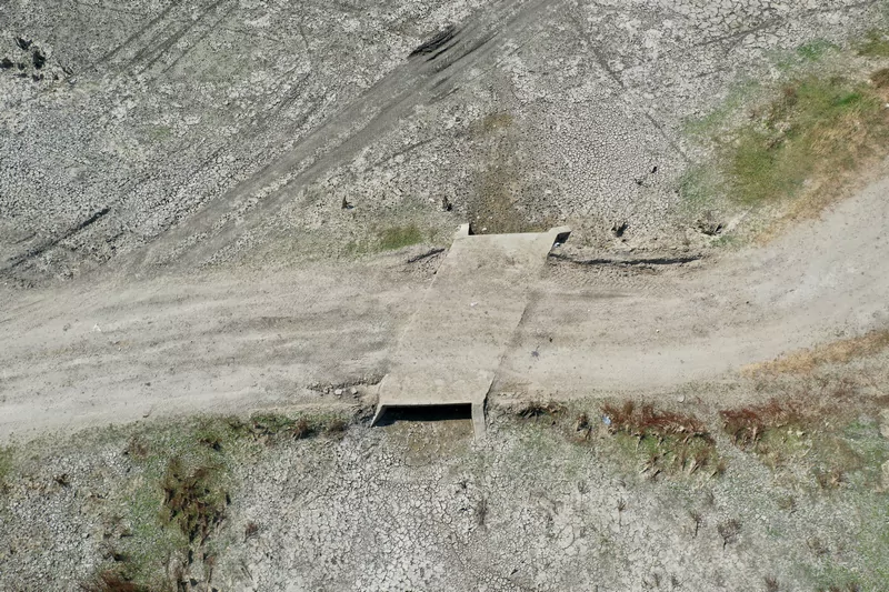 Bursa'da 43 yıldır arazileri sulayan gölet can çekişiyor