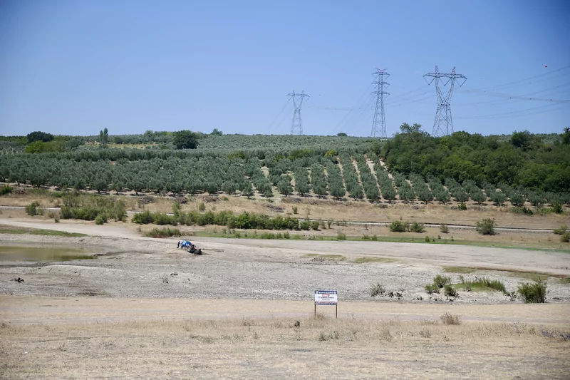 Bursa'da 43 yıldır arazileri sulayan gölet can çekişiyor