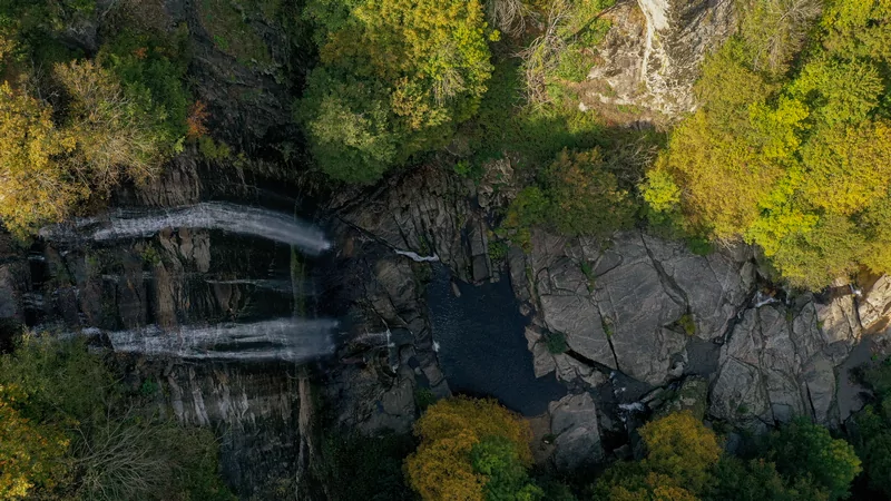 Bursa'nın gözdesi Suuçtu Şelalesi, sonbahar renkleriyle hayran bırakıyor