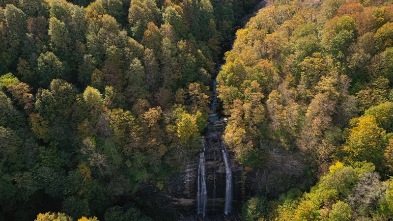 Bursa'nın gözdesi Suuçtu Şelalesi, sonbahar renkleriyle hayran bırakıyor