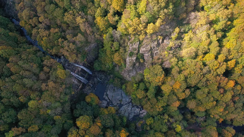 Bursa'nın gözdesi Suuçtu Şelalesi, sonbahar renkleriyle hayran bırakıyor