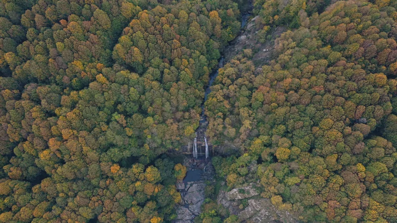 Bursa'nın gözdesi Suuçtu Şelalesi, sonbahar renkleriyle hayran bırakıyor