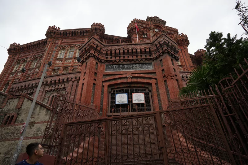 Güçlendirme maliyetini karşılayamayan 571 yıllık Fener Rum Okulu yeni bina arıyor