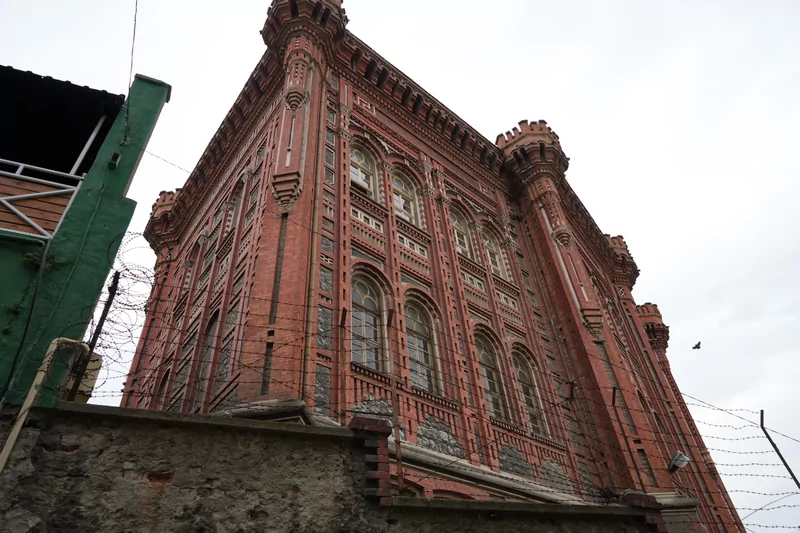 Güçlendirme maliyetini karşılayamayan 571 yıllık Fener Rum Okulu yeni bina arıyor