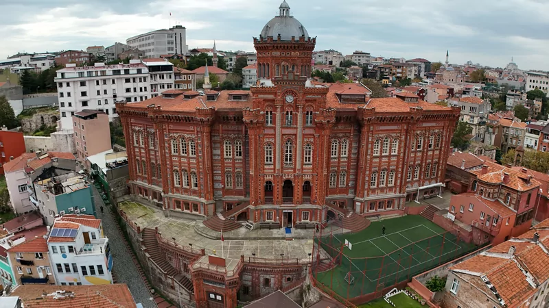 Güçlendirme maliyetini karşılayamayan 571 yıllık Fener Rum Okulu yeni bina arıyor