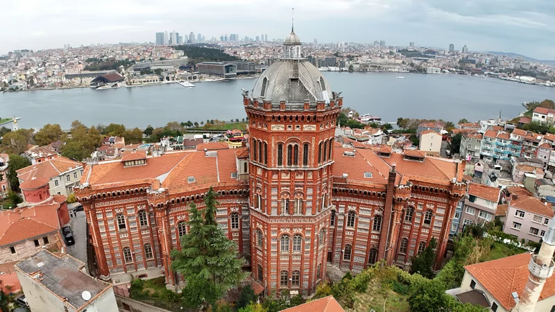 Güçlendirme maliyetini karşılayamayan 571 yıllık Fener Rum Okulu yeni bina arıyor
