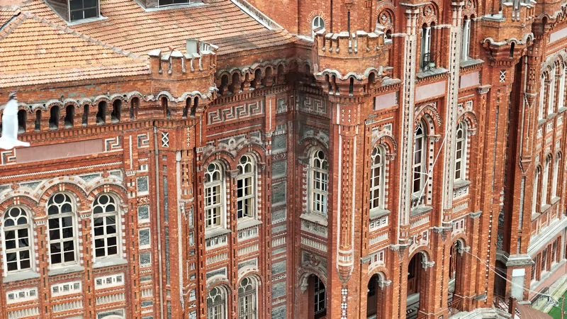 Güçlendirme maliyetini karşılayamayan 571 yıllık Fener Rum Okulu yeni bina arıyor