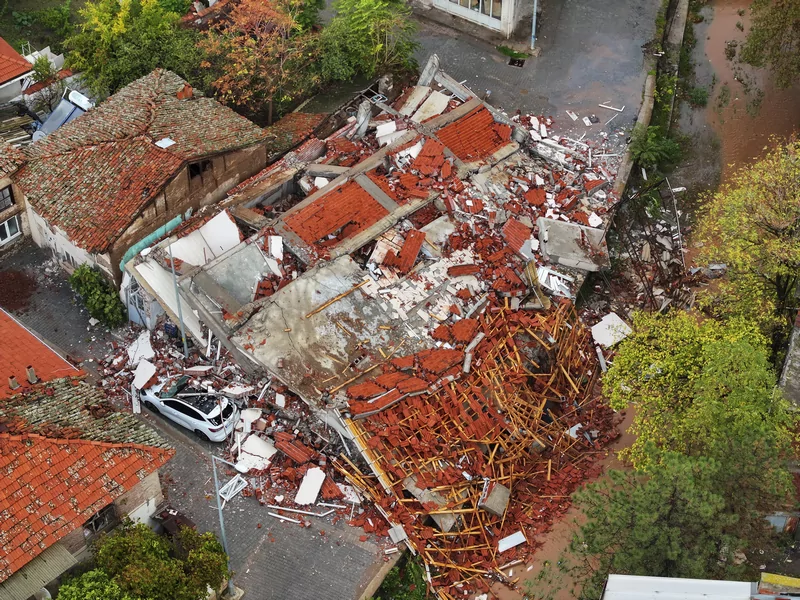 Balıkesir Sındırgı'da 6.1 büyüklüğünde deprem: Gün ağarınca hasar ortaya çıktı