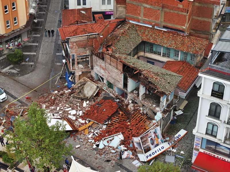 Balıkesir Sındırgı'da 6.1 büyüklüğünde deprem: Gün ağarınca hasar ortaya çıktı