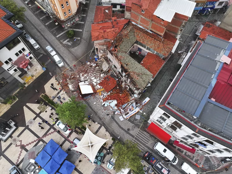 Balıkesir Sındırgı'da 6.1 büyüklüğünde deprem: Gün ağarınca hasar ortaya çıktı