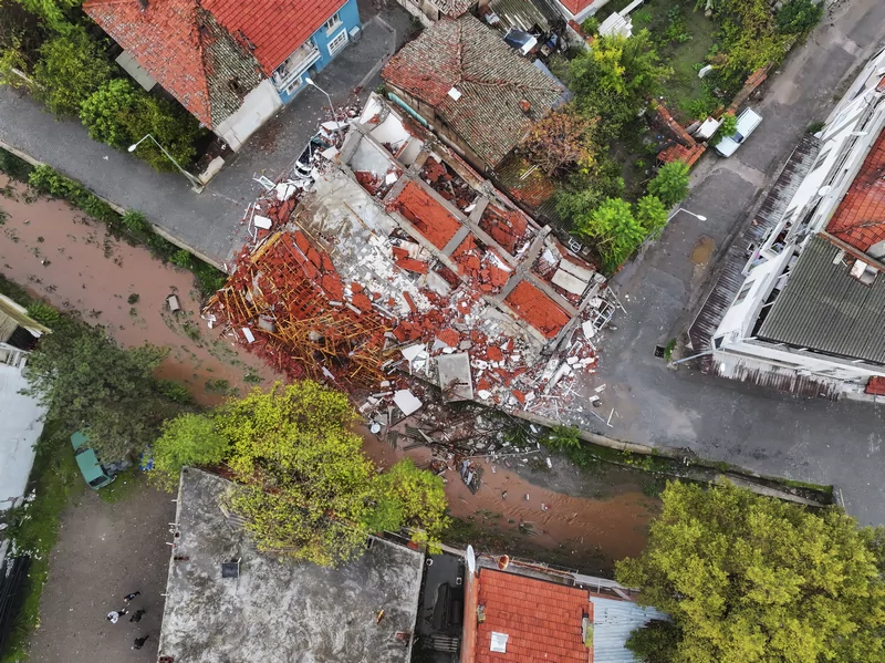 Balıkesir Sındırgı'da 6.1 büyüklüğünde deprem: Gün ağarınca hasar ortaya çıktı