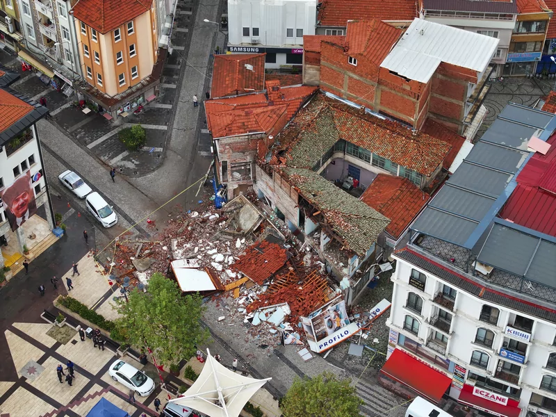Balıkesir Sındırgı'da 6.1 büyüklüğünde deprem: Gün ağarınca hasar ortaya çıktı