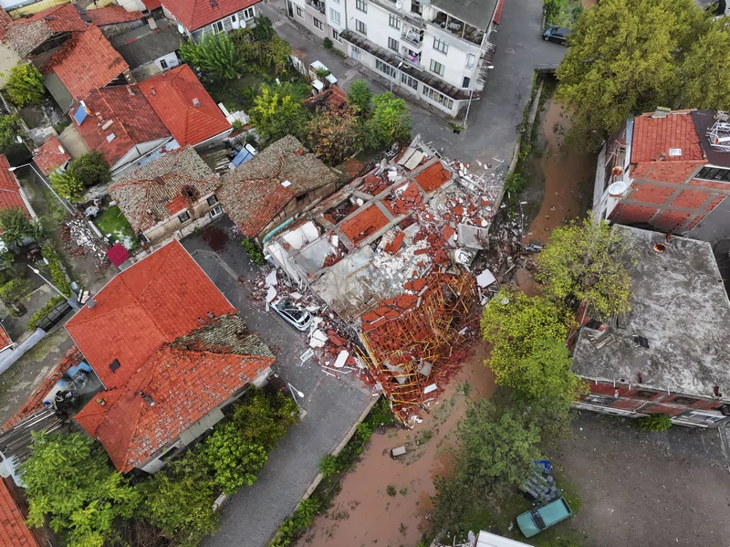 Balıkesir Sındırgı'da 6.1 büyüklüğünde deprem: Gün ağarınca hasar ortaya çıktı