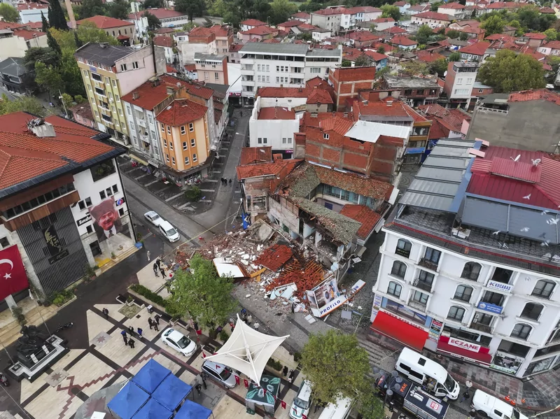 Balıkesir Sındırgı'da 6.1 büyüklüğünde deprem: Gün ağarınca hasar ortaya çıktı