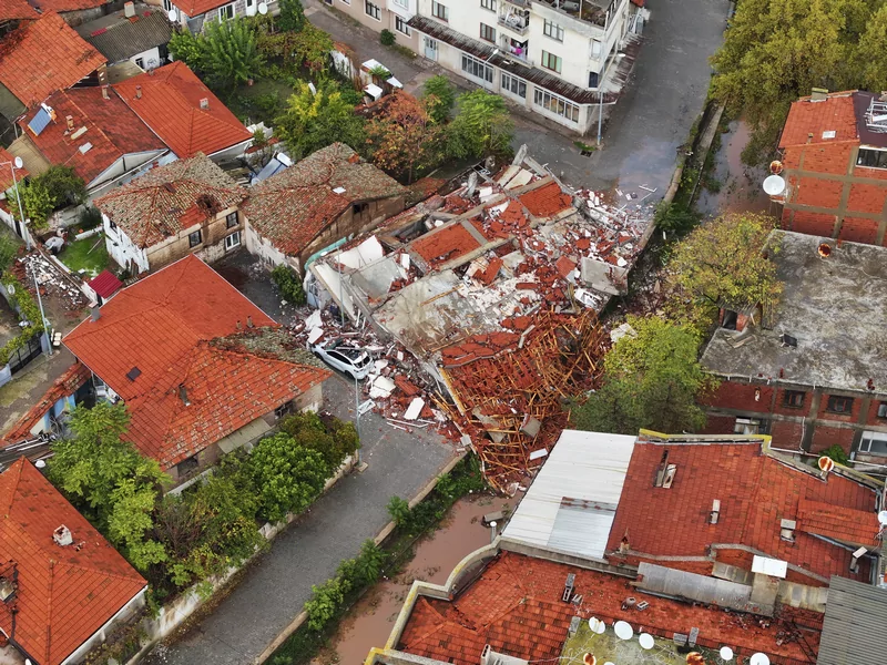 Balıkesir Sındırgı'da 6.1 büyüklüğünde deprem: Gün ağarınca hasar ortaya çıktı
