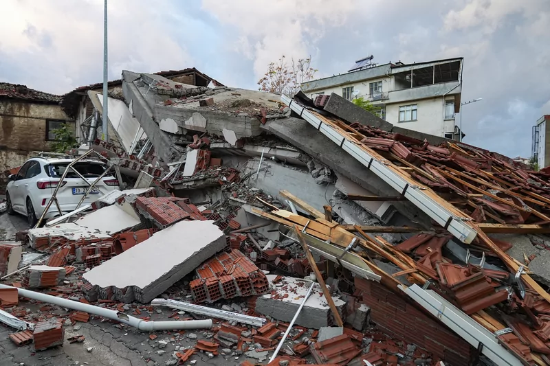 Balıkesir Sındırgı'da 6.1 büyüklüğünde deprem: Gün ağarınca hasar ortaya çıktı