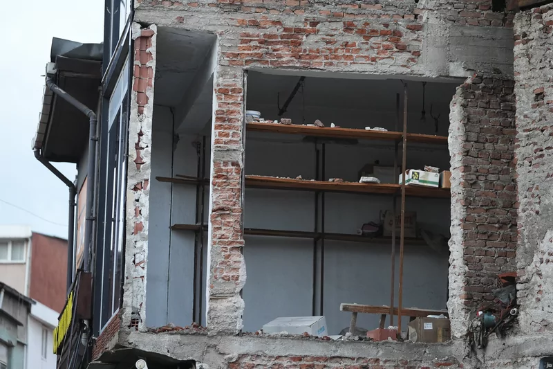 Balıkesir Sındırgı'da 6.1 büyüklüğünde deprem: Gün ağarınca hasar ortaya çıktı