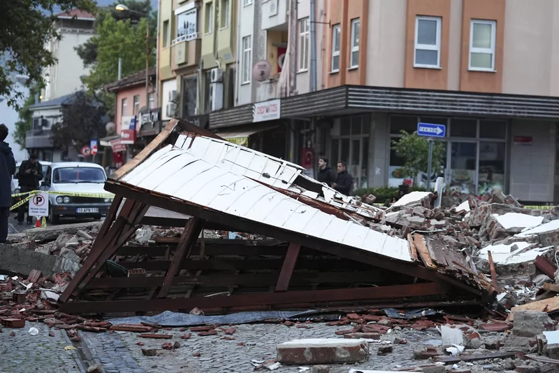 Balıkesir Sındırgı'da 6.1 büyüklüğünde deprem: Gün ağarınca hasar ortaya çıktı