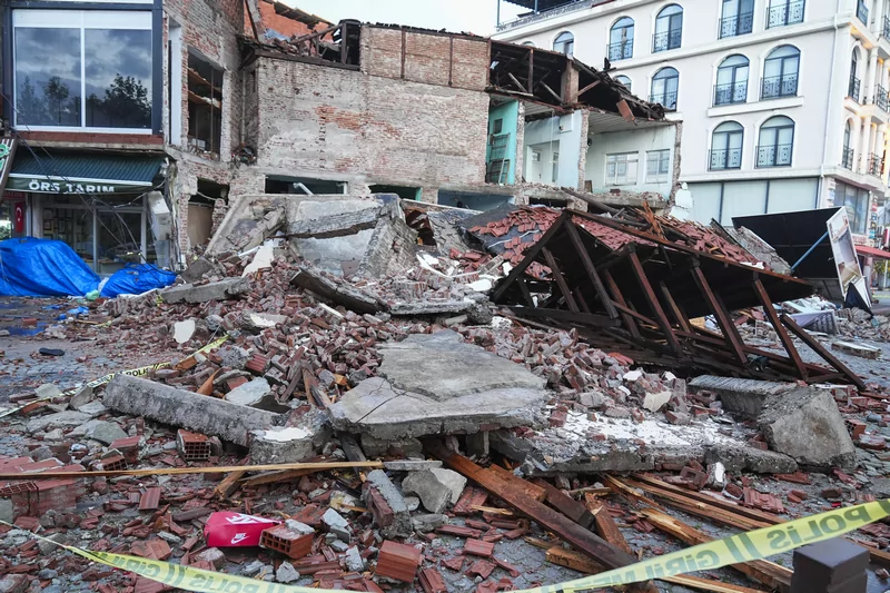 Balıkesir Sındırgı'da 6.1 büyüklüğünde deprem: Gün ağarınca hasar ortaya çıktı