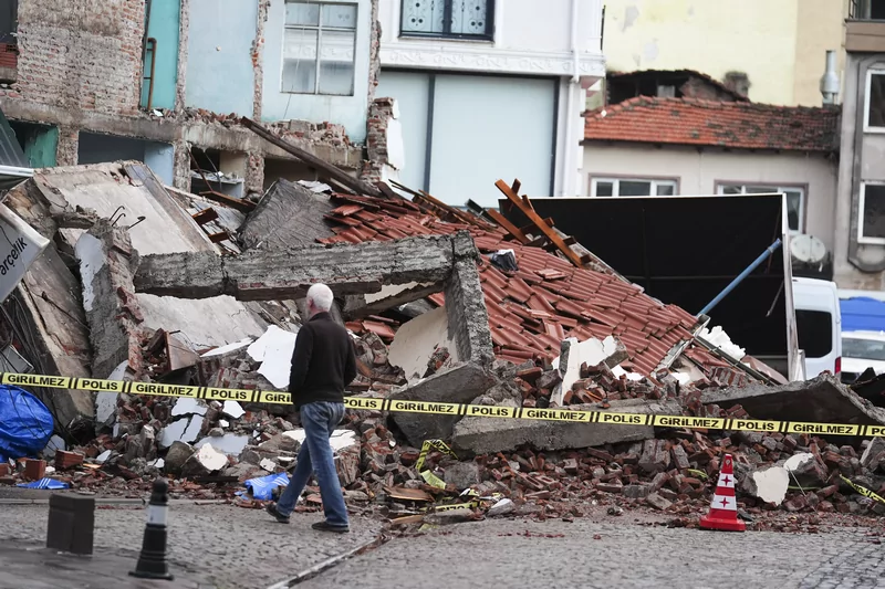 Balıkesir Sındırgı'da 6.1 büyüklüğünde deprem: Gün ağarınca hasar ortaya çıktı