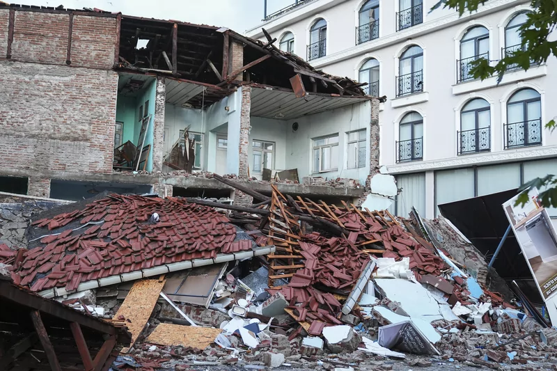 Balıkesir Sındırgı'da 6.1 büyüklüğünde deprem: Gün ağarınca hasar ortaya çıktı