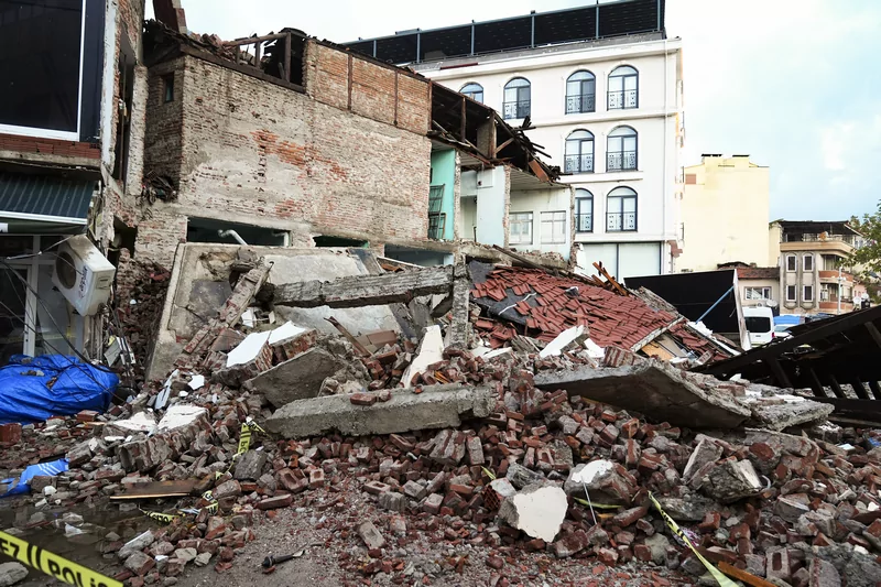 Balıkesir Sındırgı'da 6.1 büyüklüğünde deprem: Gün ağarınca hasar ortaya çıktı