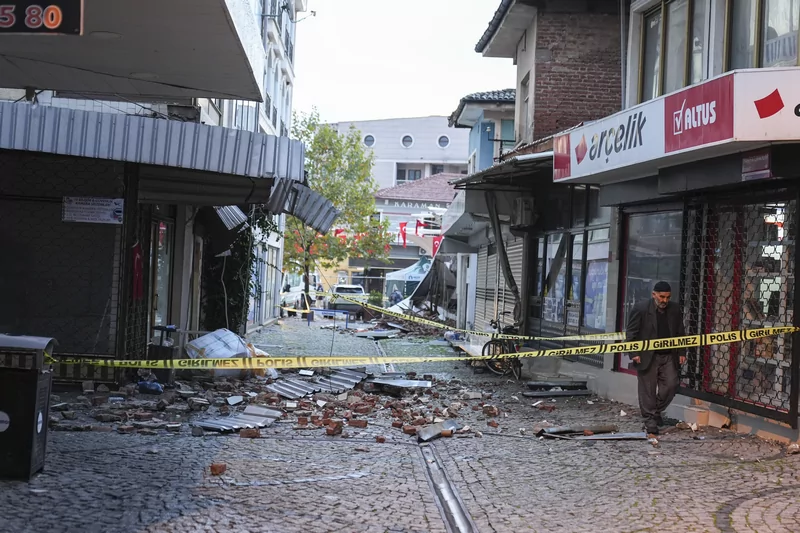 Balıkesir Sındırgı'da 6.1 büyüklüğünde deprem: Gün ağarınca hasar ortaya çıktı