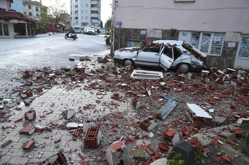 Balıkesir Sındırgı'da 6.1 büyüklüğünde deprem: Gün ağarınca hasar ortaya çıktı