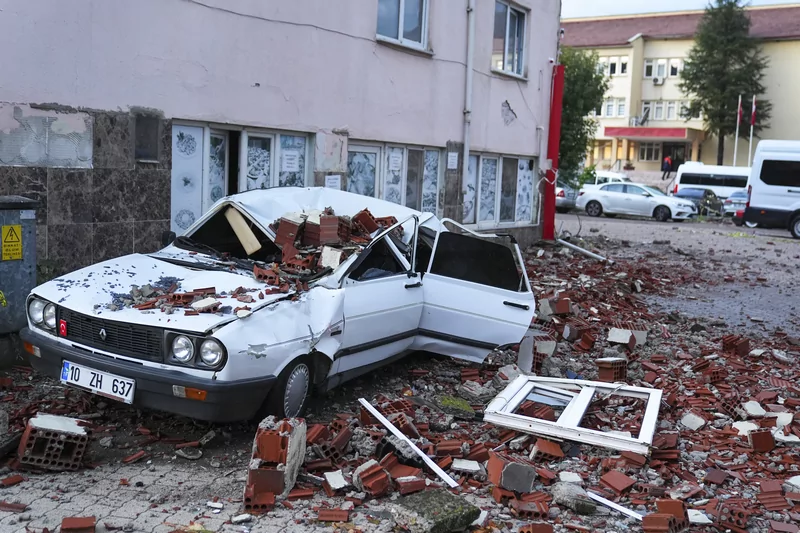 Balıkesir Sındırgı'da 6.1 büyüklüğünde deprem: Gün ağarınca hasar ortaya çıktı