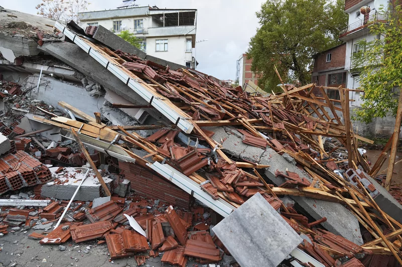 Balıkesir Sındırgı'da 6.1 büyüklüğünde deprem: Gün ağarınca hasar ortaya çıktı