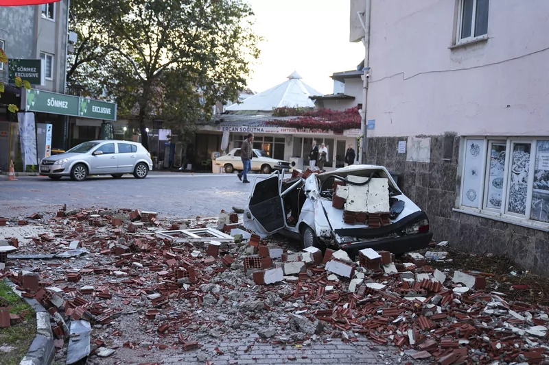 Balıkesir Sındırgı'da 6.1 büyüklüğünde deprem: Gün ağarınca hasar ortaya çıktı