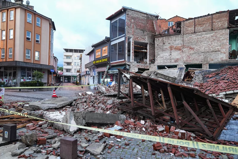 Balıkesir Sındırgı'da 6.1 büyüklüğünde deprem: Gün ağarınca hasar ortaya çıktı