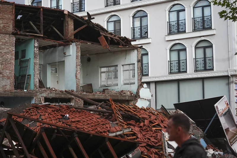 Balıkesir Sındırgı'da 6.1 büyüklüğünde deprem: Gün ağarınca hasar ortaya çıktı