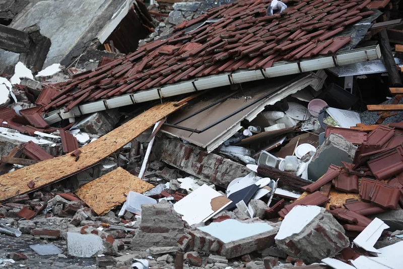 Balıkesir Sındırgı'da 6.1 büyüklüğünde deprem: Gün ağarınca hasar ortaya çıktı