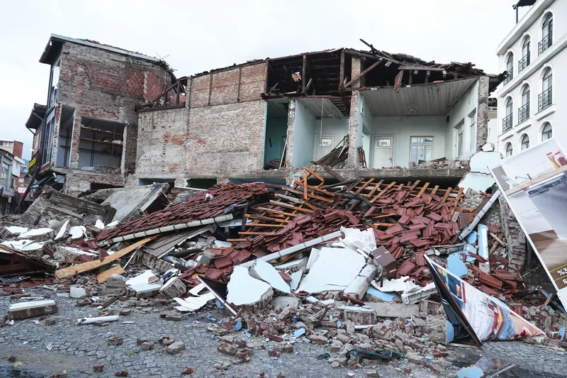 Balıkesir Sındırgı'da 6.1 büyüklüğünde deprem: Gün ağarınca hasar ortaya çıktı