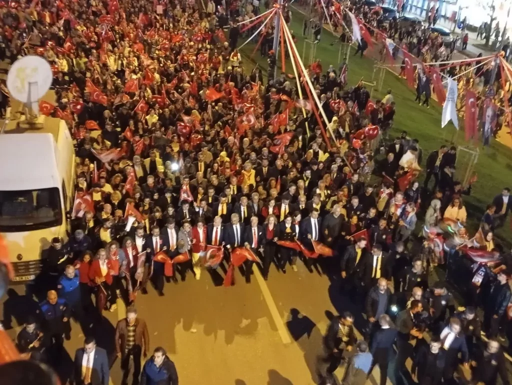 Bursalılar Cumhuriyet için tek yürek oldu!