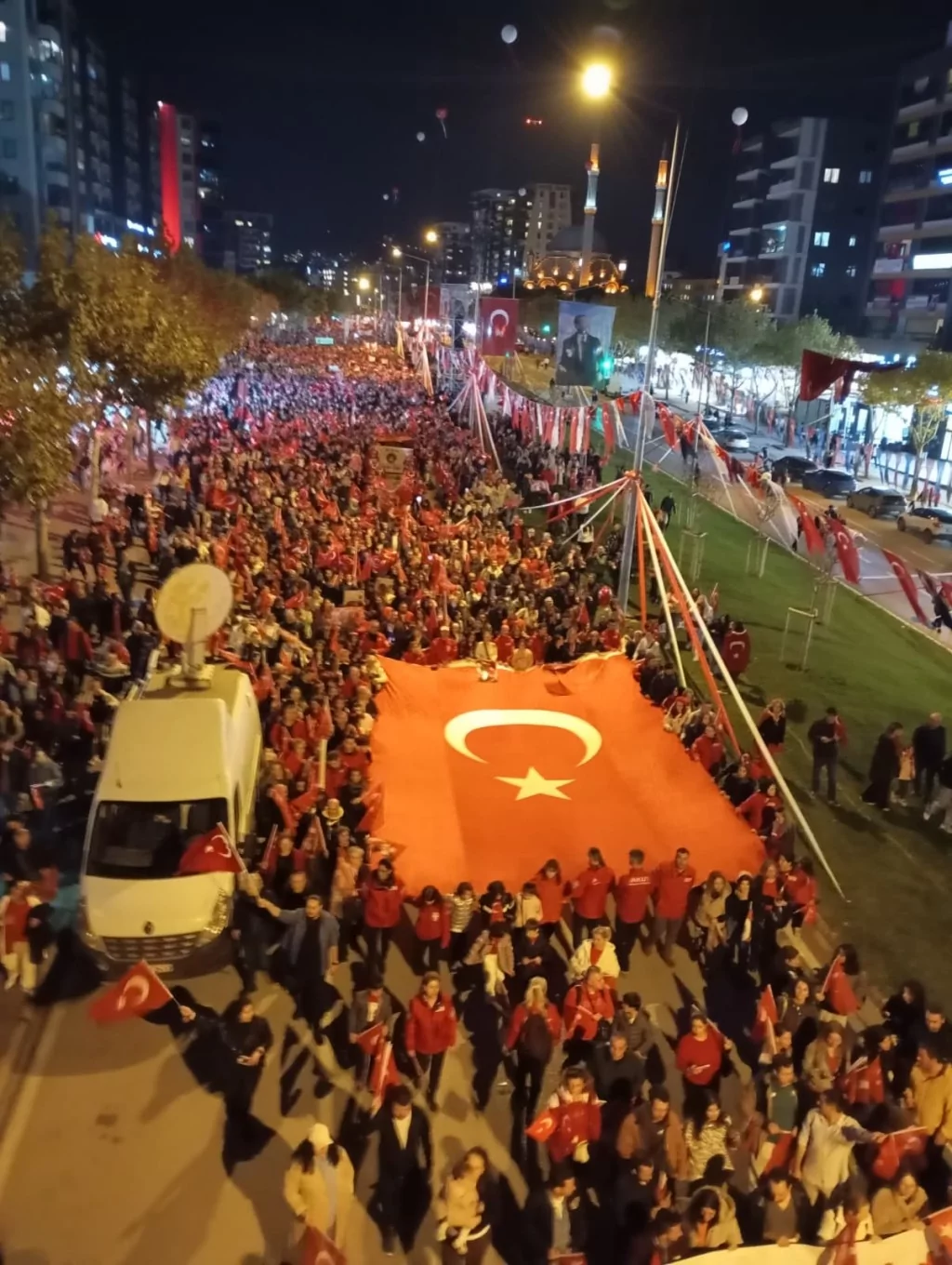 Bursalılar Cumhuriyet için tek yürek oldu!