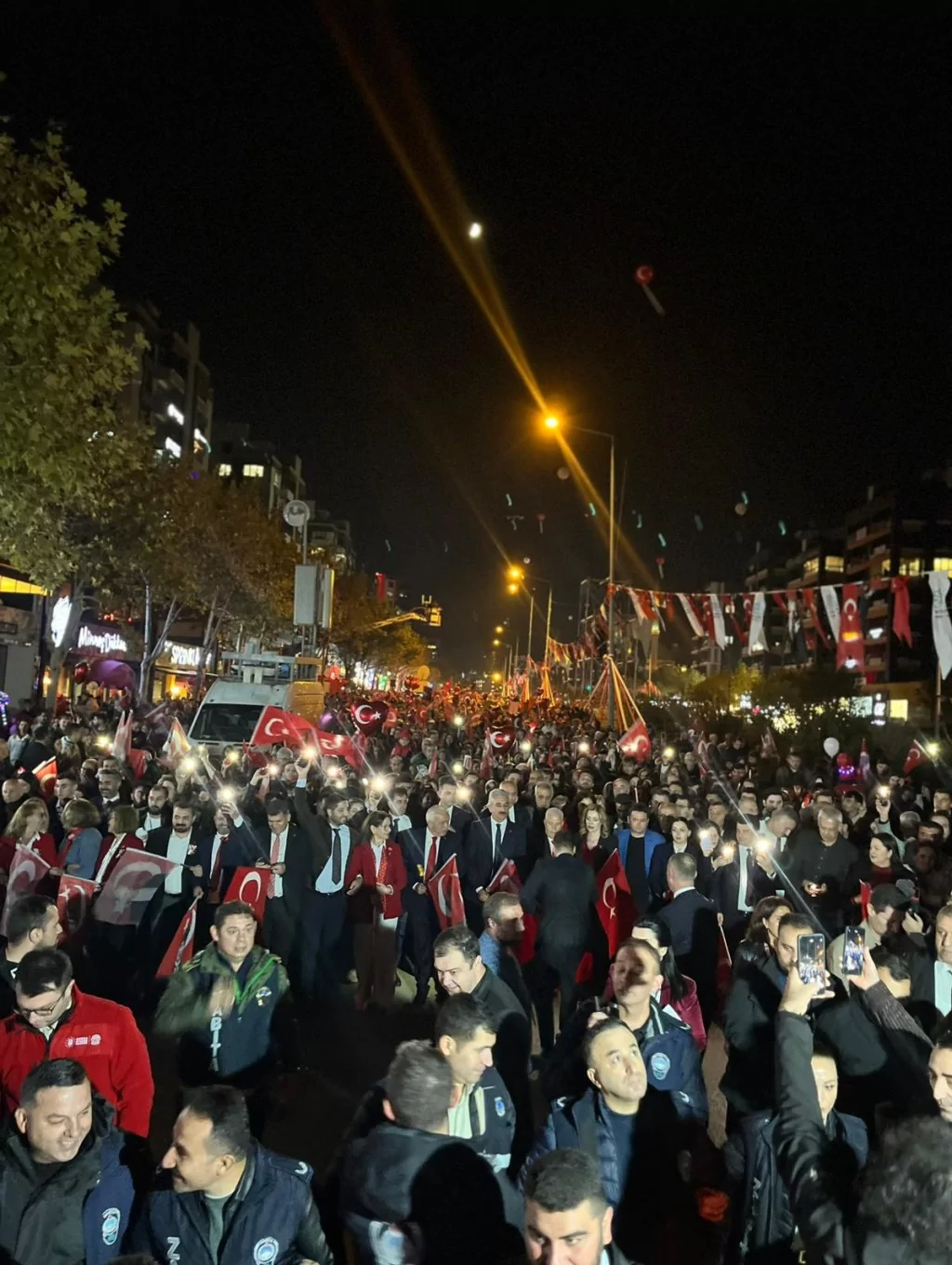 Bursalılar Cumhuriyet için tek yürek oldu!