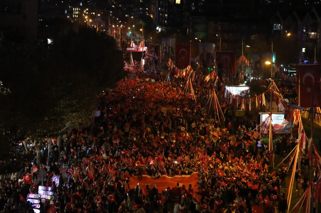 Bursalılar Cumhuriyet için tek yürek oldu!