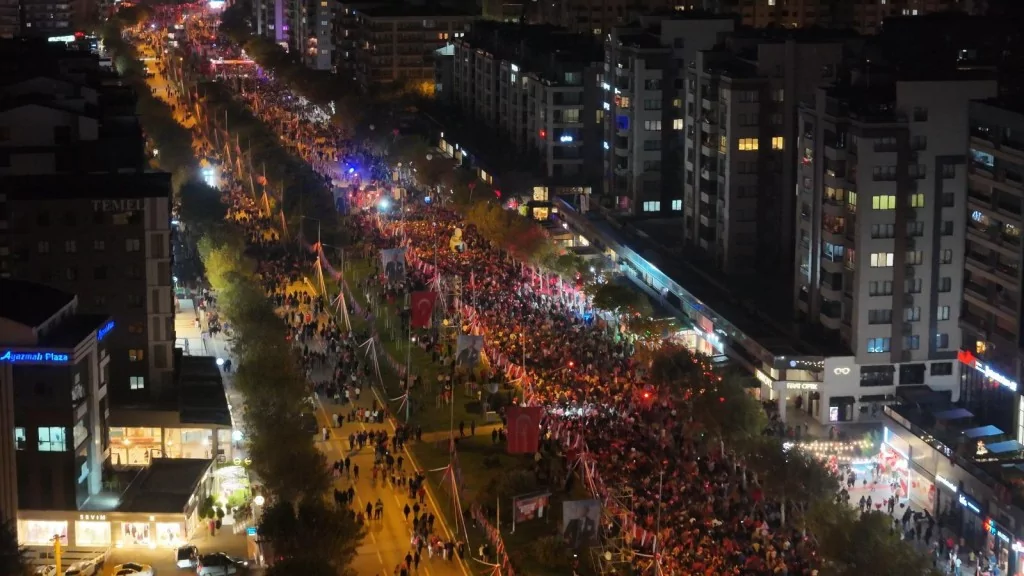 Bursalılar Cumhuriyet için tek yürek oldu!