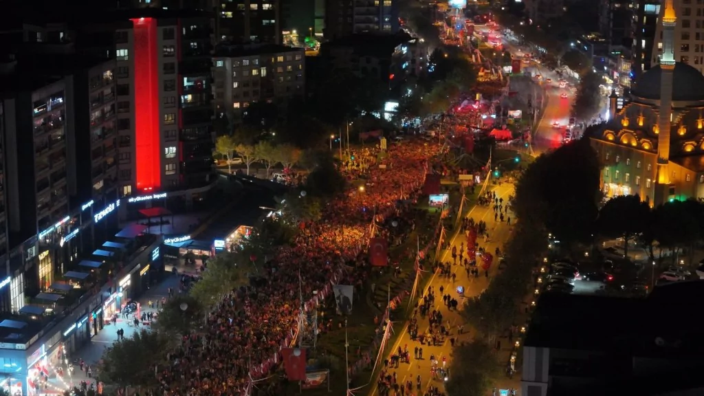 Bursalılar Cumhuriyet için tek yürek oldu!