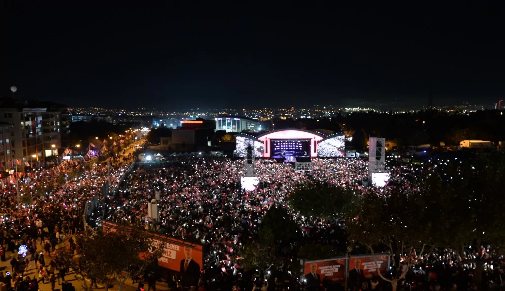 Bursalılar Cumhuriyet için tek yürek oldu!
