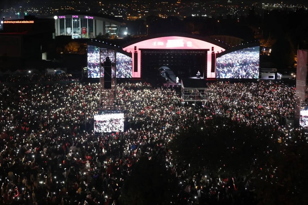 Bursalılar Cumhuriyet için tek yürek oldu!