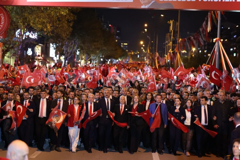 Bursalılar Cumhuriyet için tek yürek oldu!