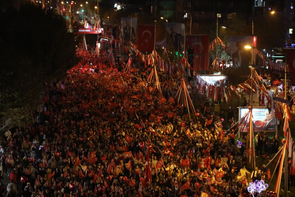 Bursalılar Cumhuriyet için tek yürek oldu!