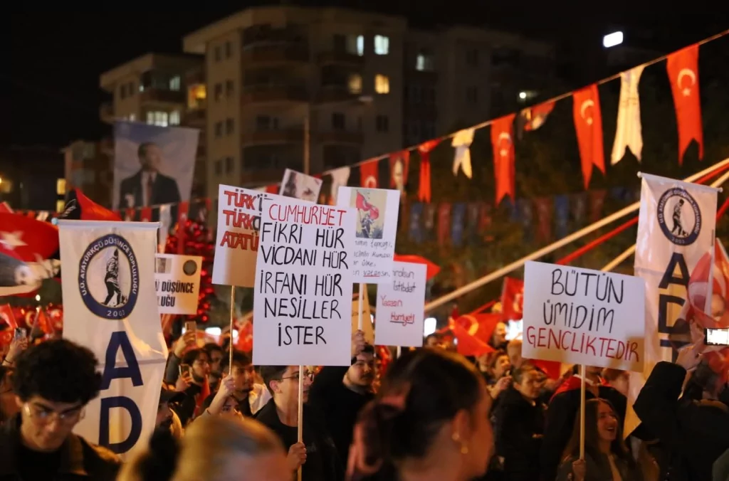 Bursalılar Cumhuriyet için tek yürek oldu!