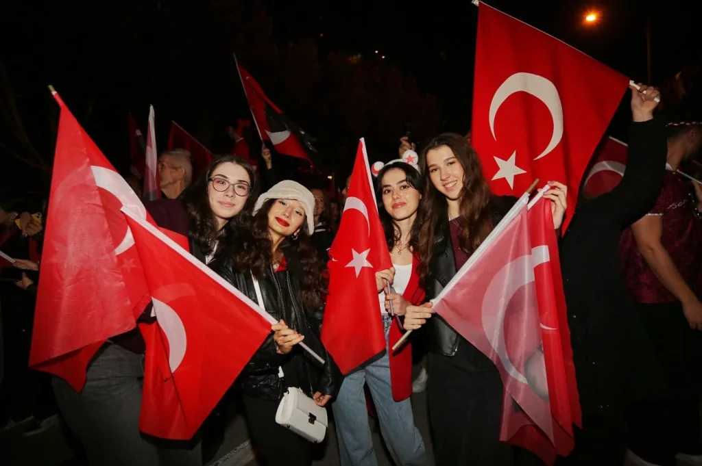 Bursalılar Cumhuriyet için tek yürek oldu!