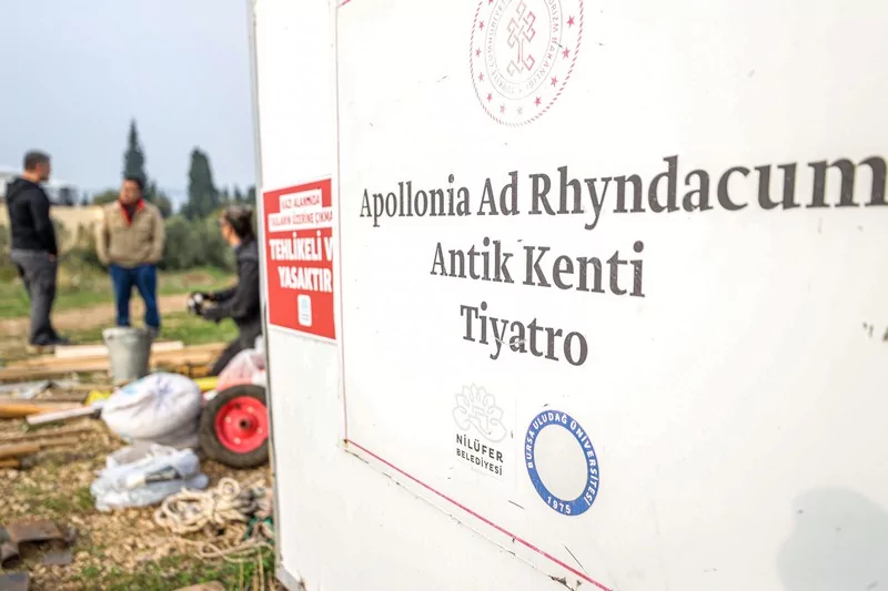 Bursa'da bin yıllık tiyatro gün yüzüne çıkıyor: Orijinal oturma sıraları 2 bin yıl sonra yerine konuyor