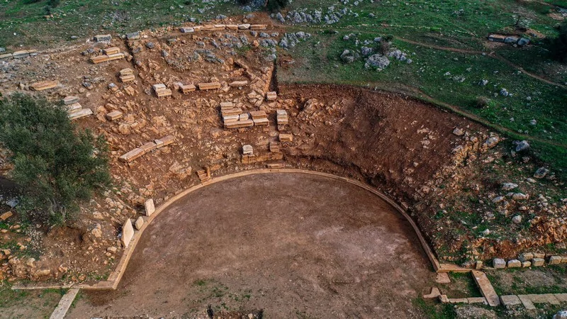 Bursa'da bin yıllık tiyatro gün yüzüne çıkıyor: Orijinal oturma sıraları 2 bin yıl sonra yerine konuyor